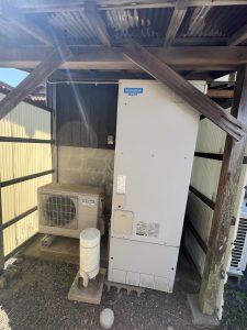下関市での三菱からコロナ製エコキュート(CHP-37AZ2)への交換工事完了前の三菱エコキュート全体写真