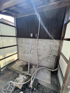 下関市での三菱からコロナ製エコキュート(CHP-37AZ2)への交換工事中の既設エコキュート撤去後写真