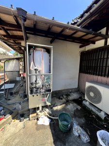 北九州市小倉南区で行ったエコキュート交換工事の撤去中の様子